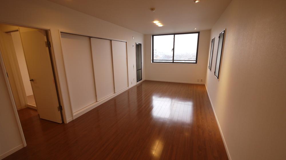 Living. Indoor (11 May 2013) Shooting Re-covered in excellent flooring in sound insulation