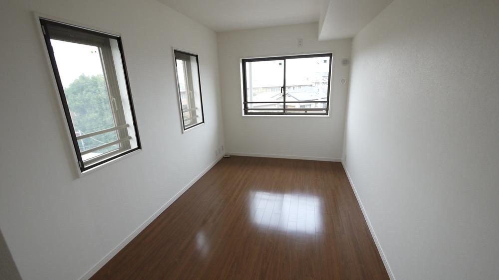 Non-living room. Indoor (11 May 2013) Shooting The room is bright with two-sided lighting