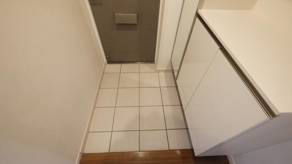 Entrance. Local (11 May 2013) Shooting The entrance was Hari tiles based on white