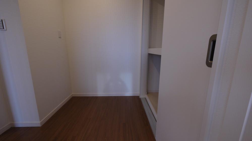 Other introspection. Indoor (11 May 2013) Shooting Mrs. corner adjacent to the Japanese-style room and living room. You can enjoy place such as a personal computer