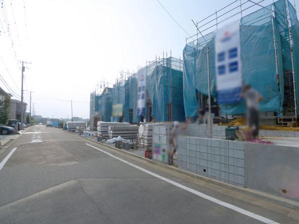 Local photos, including front road. Overall