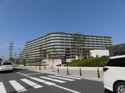 Building appearance. Many green, Living environment is good in a beautiful cityscape that has been in place ☆