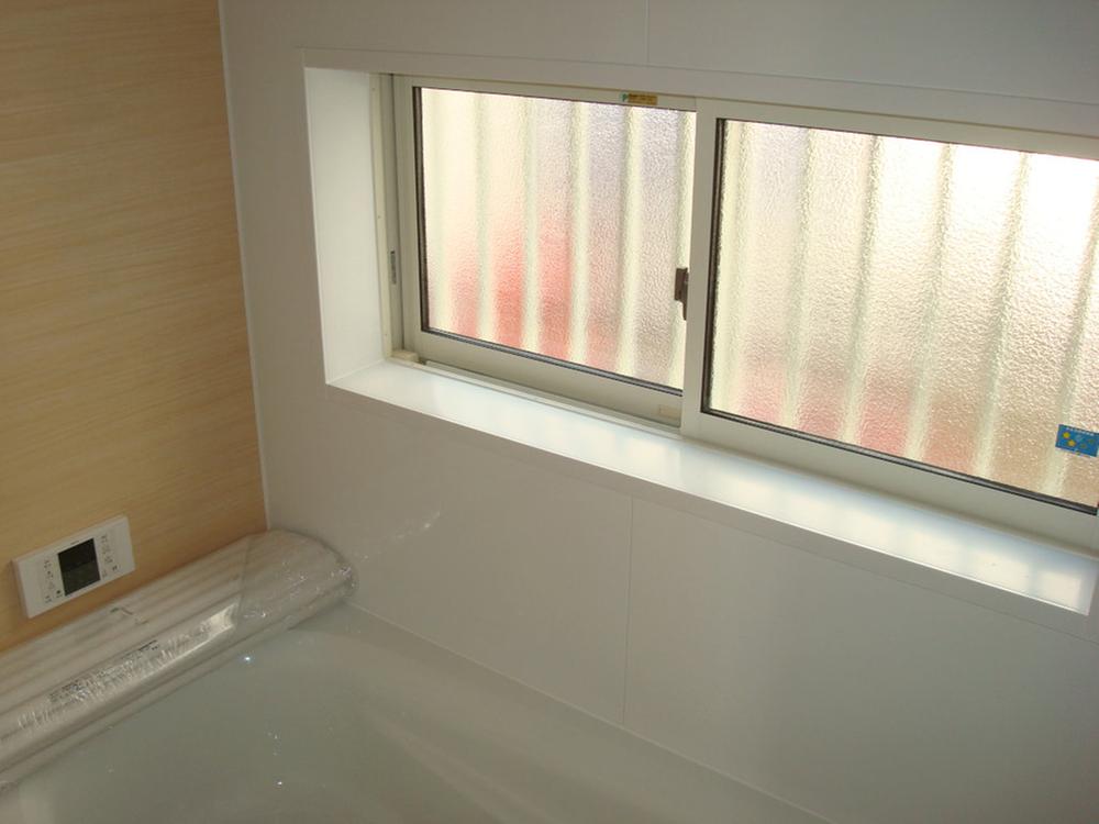Bathroom.  [Same specifications ・ bathroom] Firmly large windows also in the bathroom, Can also firmly and ventilation
