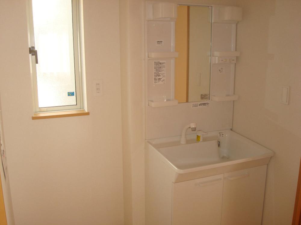 Wash basin, toilet.  [Same specifications ・ bathroom] With windows to wash room.