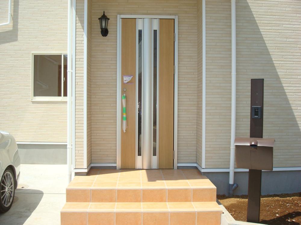 Entrance.  [Same specifications ・ Entrance] Insulation type entrance door. Crime prevention is also up in the double dimple key