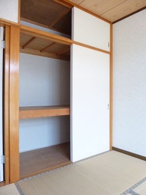 Receipt. It is a Japanese-style room storage.