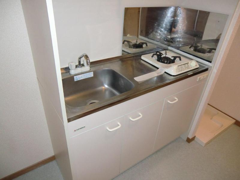 Kitchen. It is convenient with a gas stove 1-neck