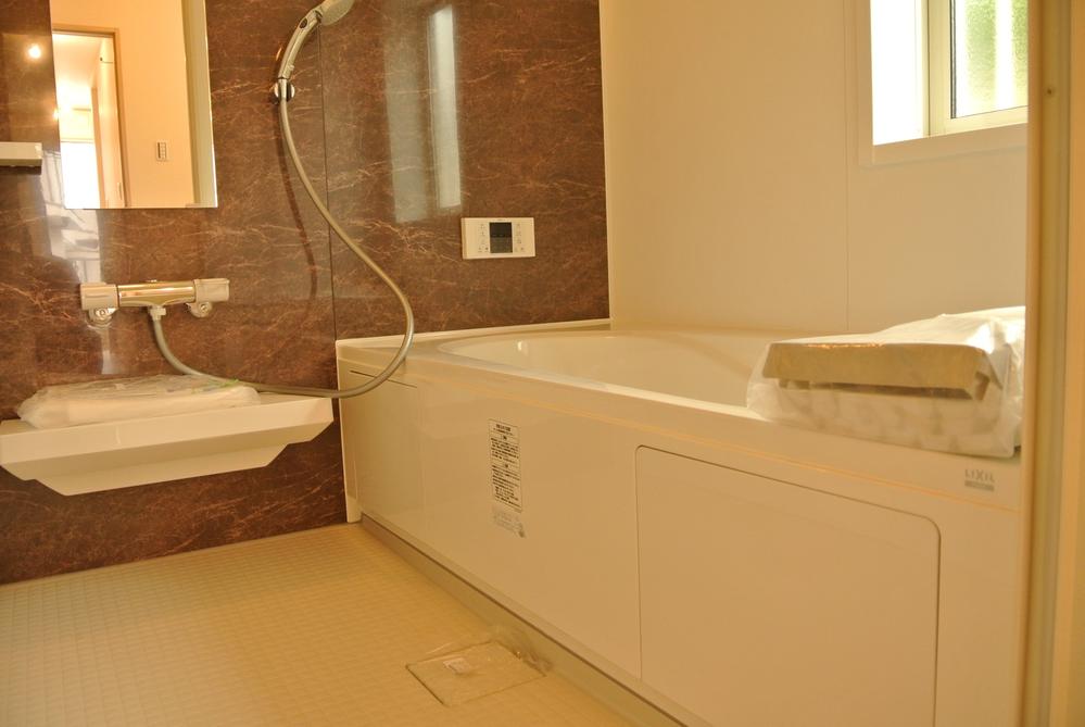 Bathroom. Room (August 2013) Shooting 1 Building Bright bathroom with a window