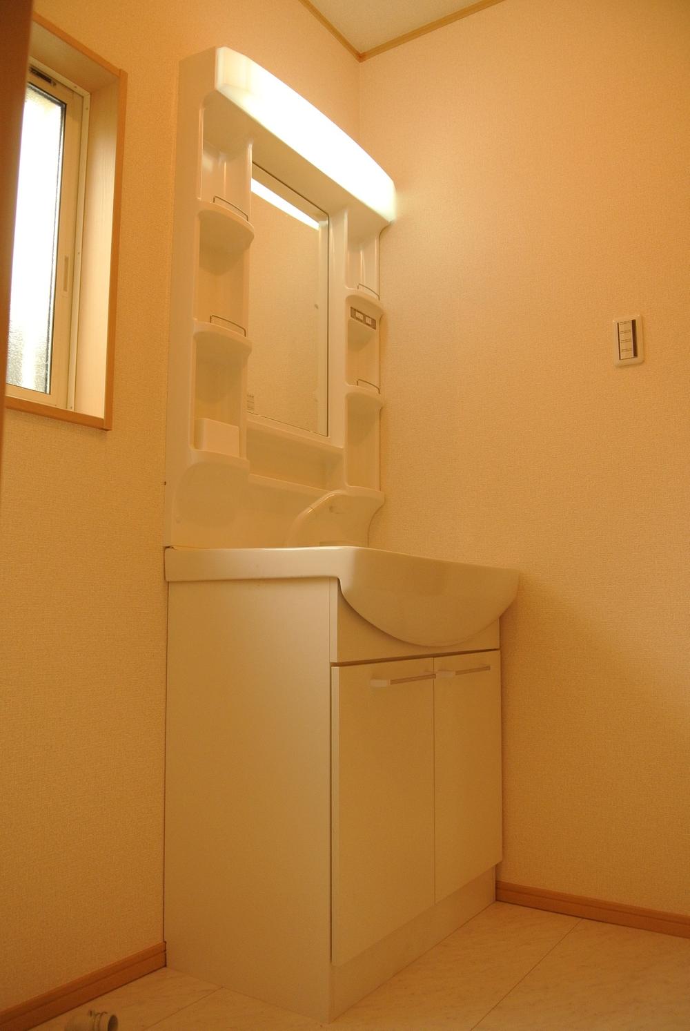 Wash basin, toilet. Room (August 2013) shooting 1 Building