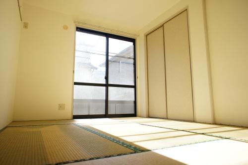 Living and room. Space of relaxation is Japanese-style room! 