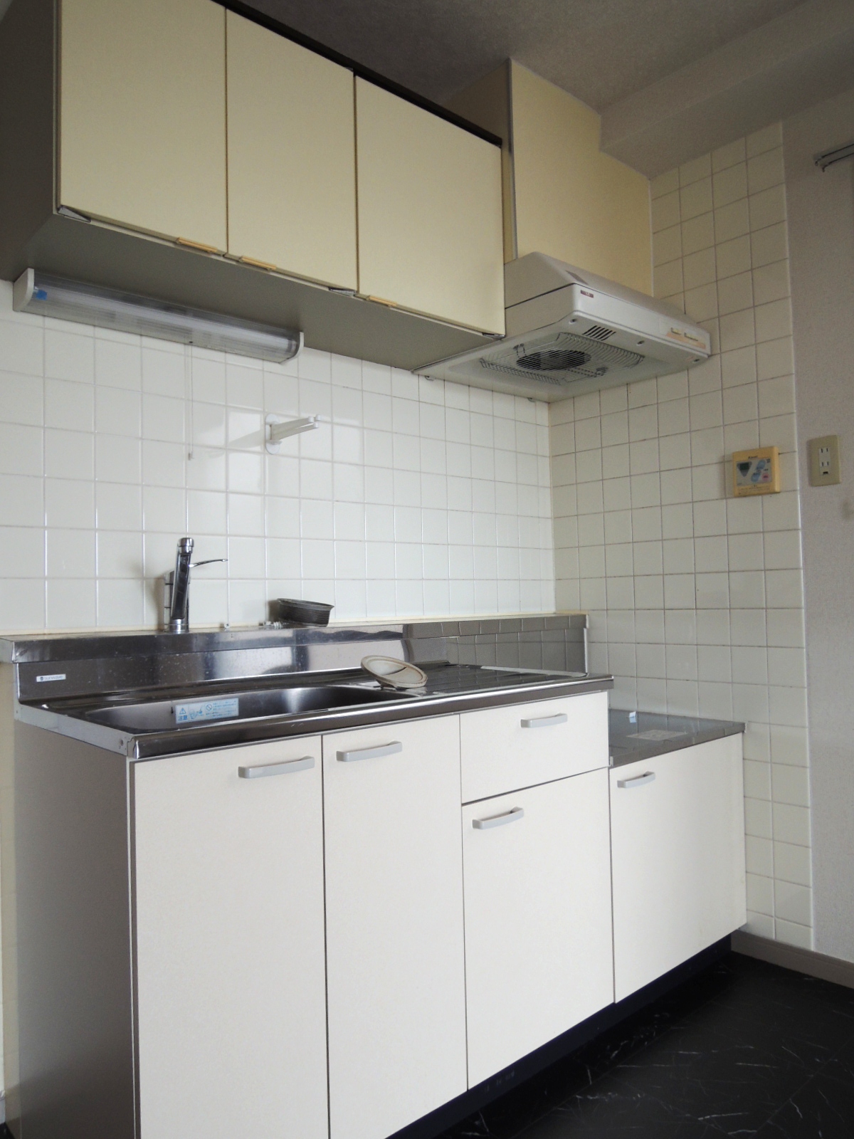 Kitchen. Two-burner stove can be installed