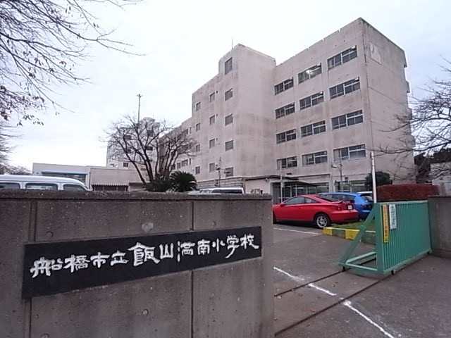 Primary school. Flanked to the south elementary school (elementary school) 540m