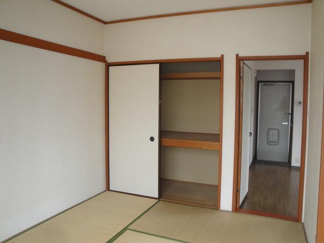 Living and room. Japanese-style room looks larger storage