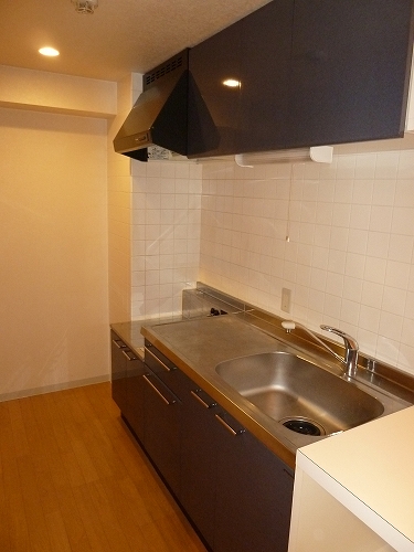 Kitchen. It is easier than ever with the dishes in the large kitchen ^^