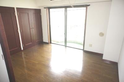 Other room space. Colors of the floor and the door has become the heavy atmosphere.