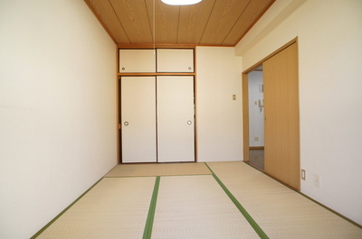 Living and room. Hey calm and there is a one-room Japanese-style room