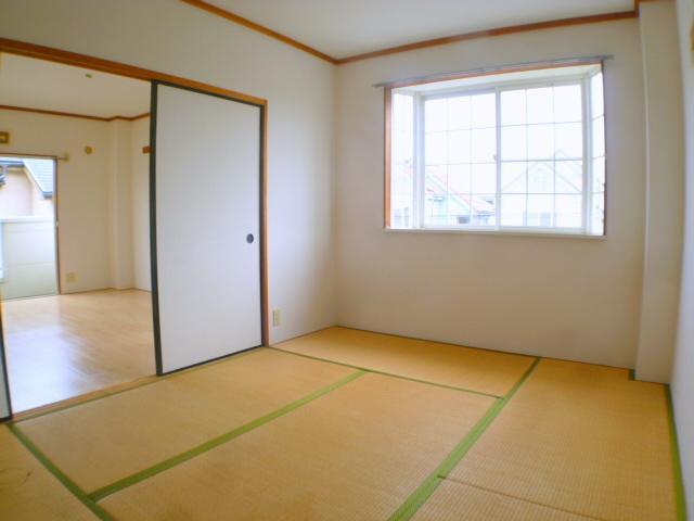 Living and room. Tatami will Omotegae before occupancy