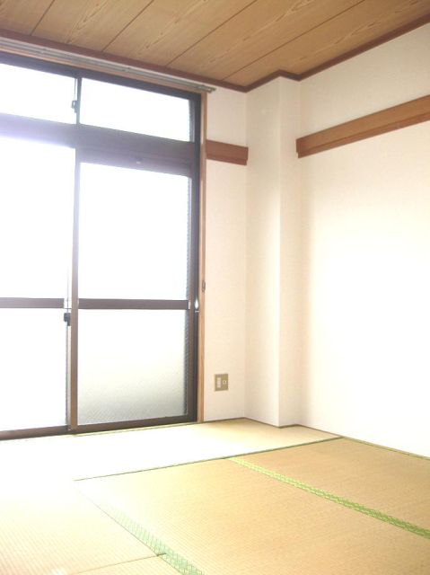 Living and room. Is a Japanese-style room.