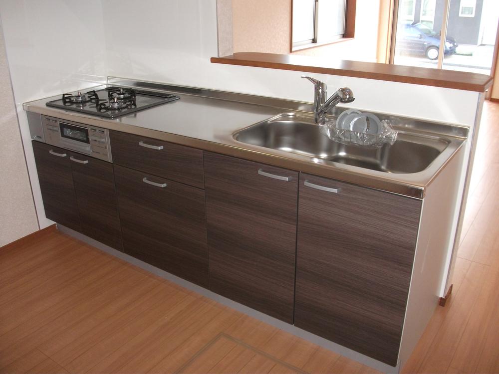 Kitchen. Indoor (11 May 2013) Shooting Since the face-to-face of the system kitchen, Wife is also safe because it is housework while looking at the situation of children.