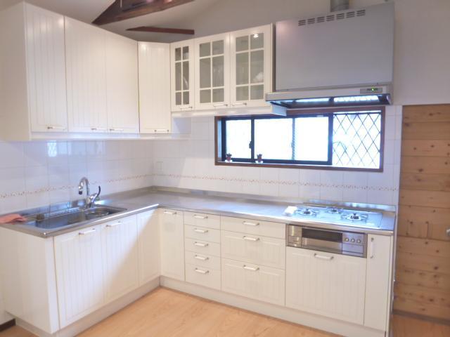 Kitchen. Large-capacity storage of kitchen. You do not need a kitchen board.