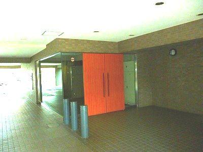 Entrance. Common areas