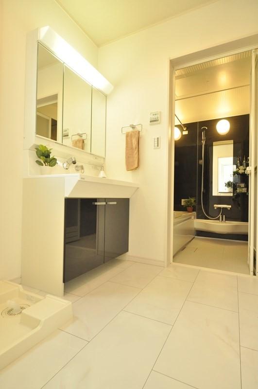 Wash basin, toilet. 900w three-sided mirror vanity