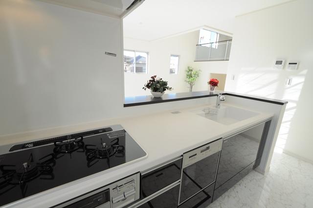 Kitchen. To open the living Adopted Peninsula kitchen. Photo same specifications photo.