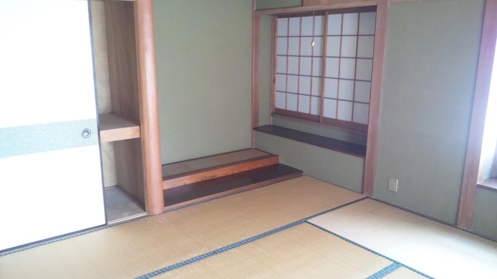 Non-living room. Also there is a Japanese-style room on the second floor.