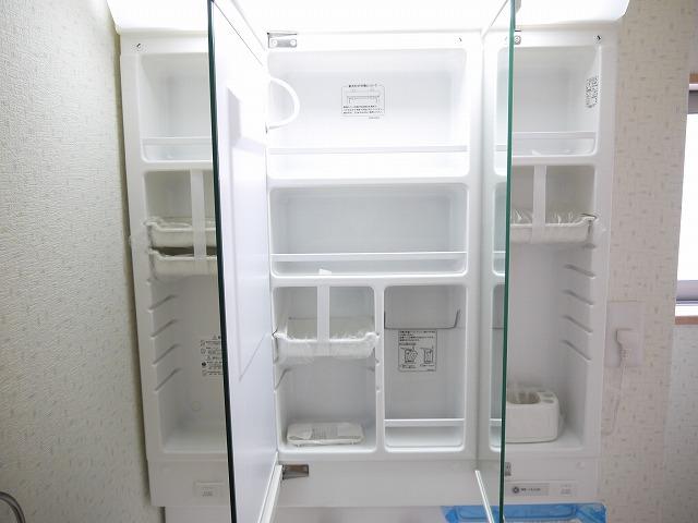 Other Equipment. The back of the three-sided mirror storage of large capacity! !