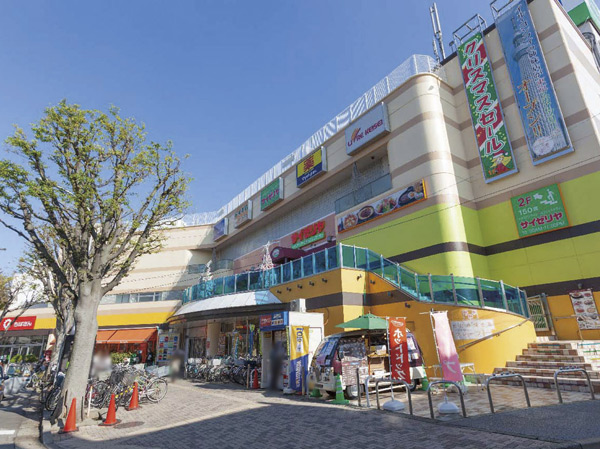 Surrounding environment. Epoca Takanedai (about 680m / 9 minute walk), including the super "Libre Keisei", fashion ・ Miscellaneous goods shop, Family restaurants, such as is convenient commercial facilities that are integrated into three floors.