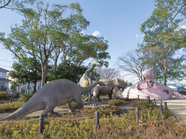 Surrounding environment. Takanekido No. 3 park (about 200m / 3-minute walk) big three animals of dinosaurs mark. It is a park for children to freely play.