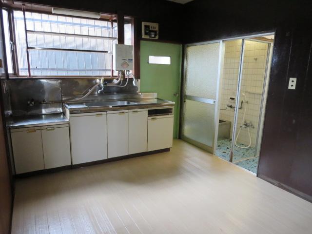 Kitchen. DK that fresh food is put out immediately. Housework is easy in the adjacent both the washroom, etc..