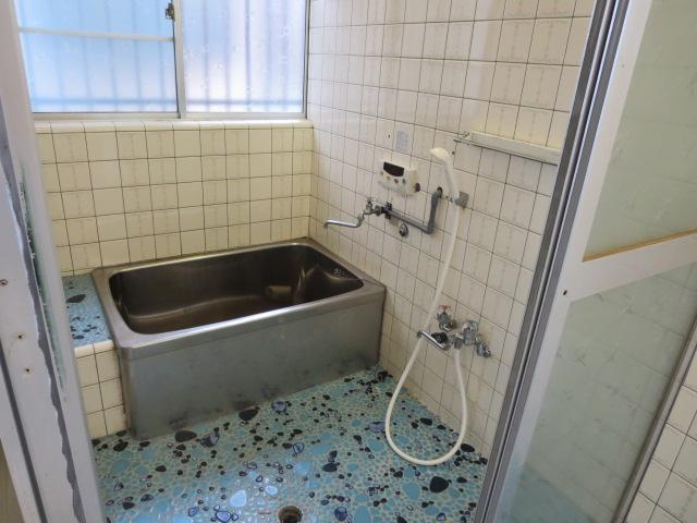 Bathroom. 1190 × 1700 Bathroom. Immediately next to the DK, It is also safe contains only child.