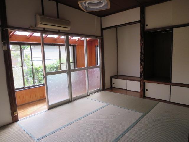 Living. First floor 6 Pledge of Japanese-style room. You can use it as a living. There is alcove, Is the atmosphere and spacious.