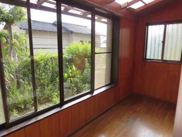 Other introspection. Plates of Japanese-style horizontal. Insert a bright light.
