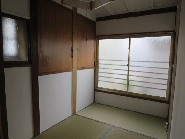 Non-living room. First floor 3 Pledge of Japanese-style room. Storage also is enough.