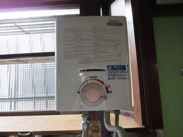 Power generation ・ Hot water equipment. Water heater in the kitchen. Winter can you dish in a warm hot water.