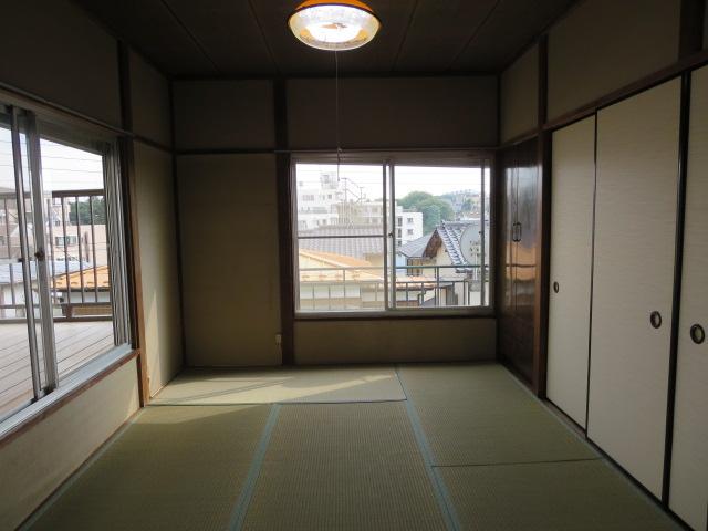 Non-living room. Bright two-plane daylight, View is good room.