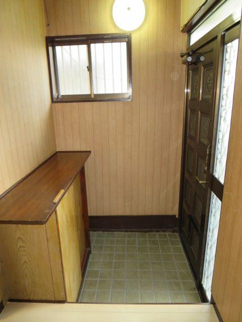 Entrance. Window there, It is the entrance to soft light enters.