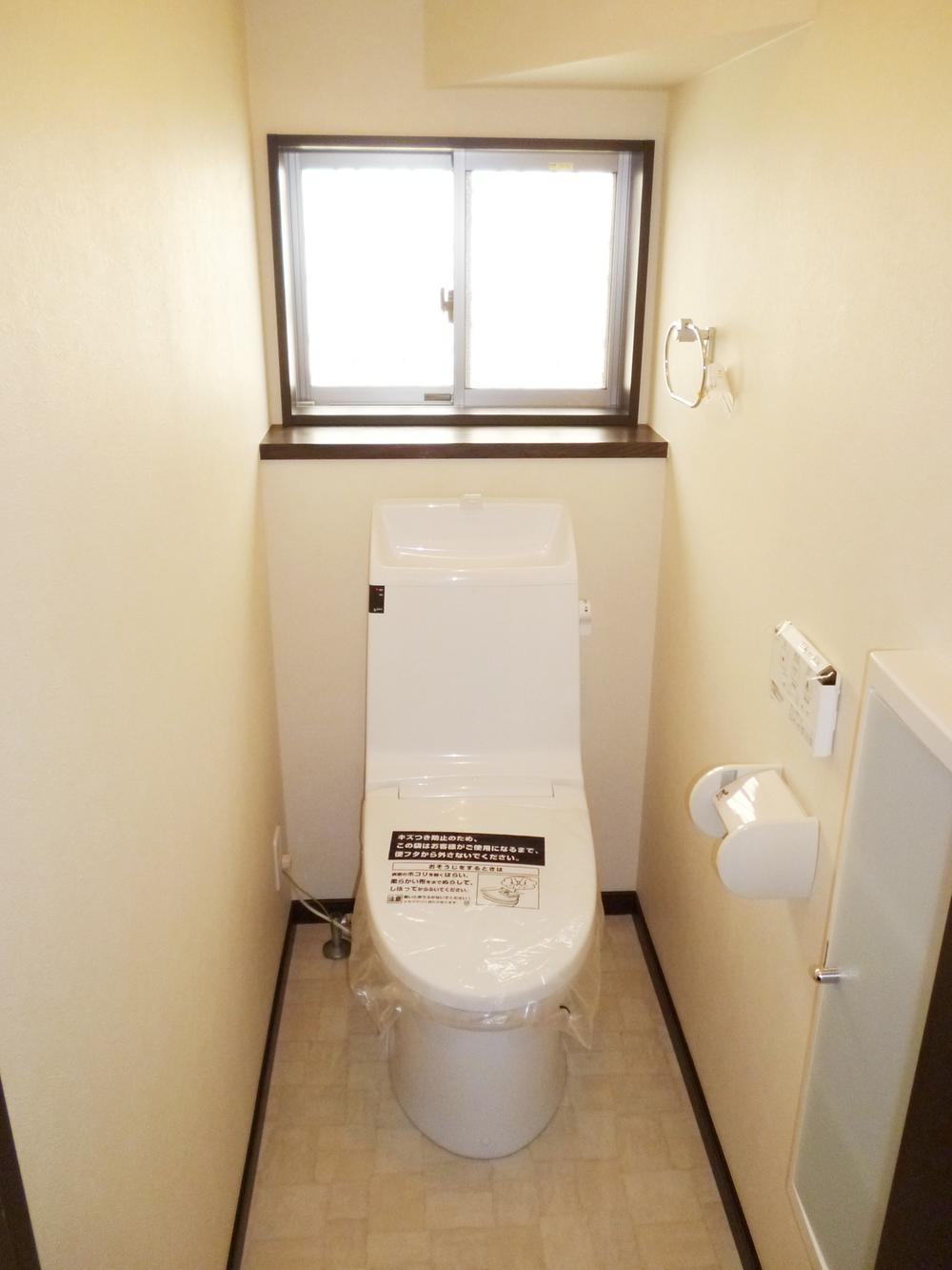 Toilet. Spacious space of 1 quire size. Also clean toilet bowl around in the wall-mounted remote control. With storage
