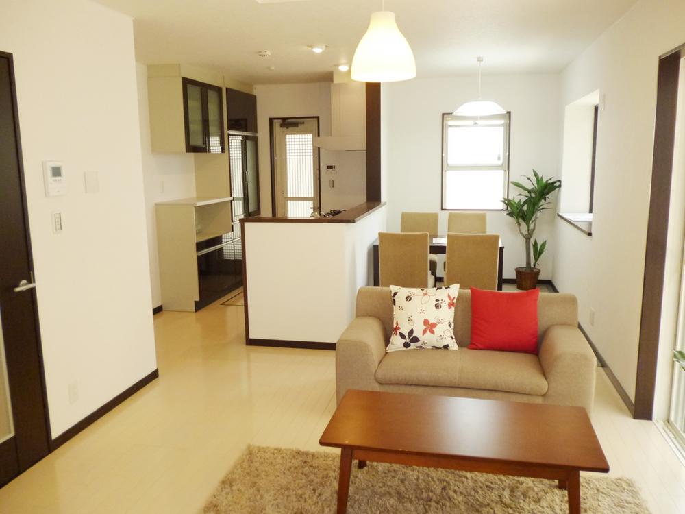 Living. 9 Building (December 2013) Shooting It is living with floor heating. Since it is a scenic district, It is also a good widely day the distance between the house and the house.