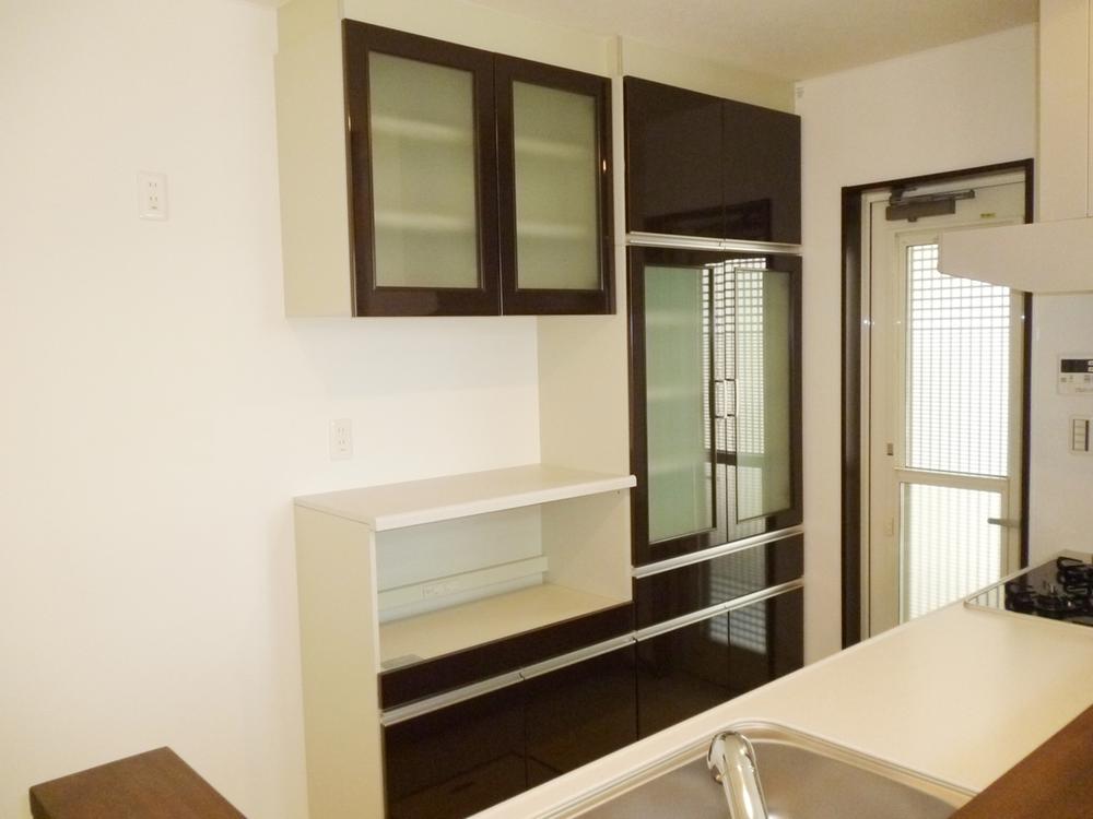 Local appearance photo. 9 Building (December 2013) Shooting Multi-function type cupboard of the built-in, OK tableware, of course rice cooker and microwave oven even this by a single in this!