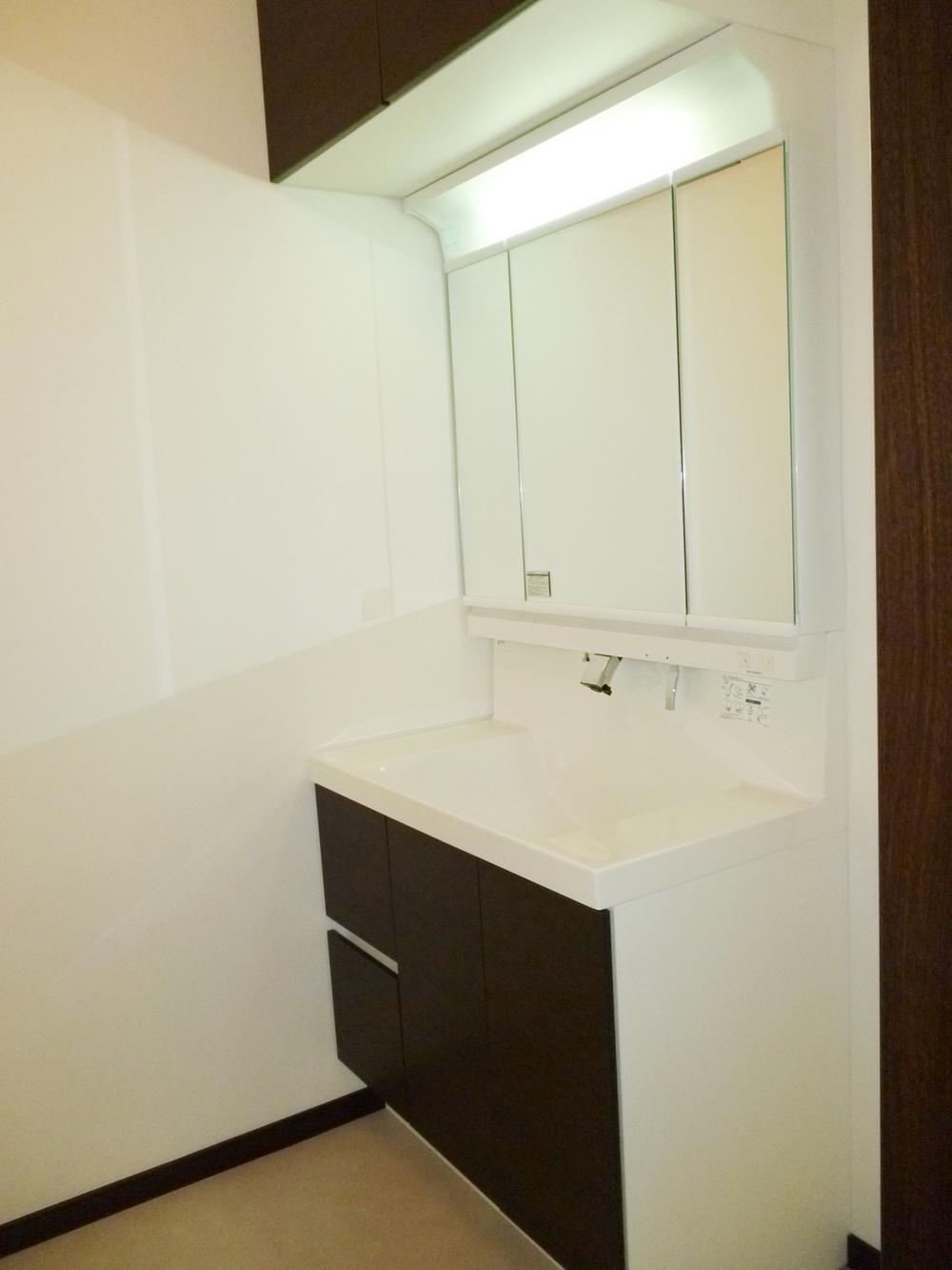 Wash basin, toilet. Convenient three-sided mirror in your makeup, The back of the mirror is plenty of storage, Storage capacity is up in Tsuto and wide 900 mm type. It is very easy to use and comfortable also wash sink.