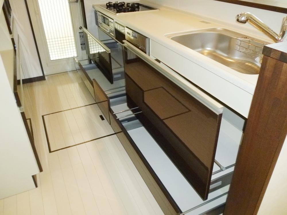 Other Equipment. 9 Building (December 2013) Shooting Housed drawer type. It is attractive to be easily taken in and out that housed towards the back. Also it has excellent storage capacity than door type.