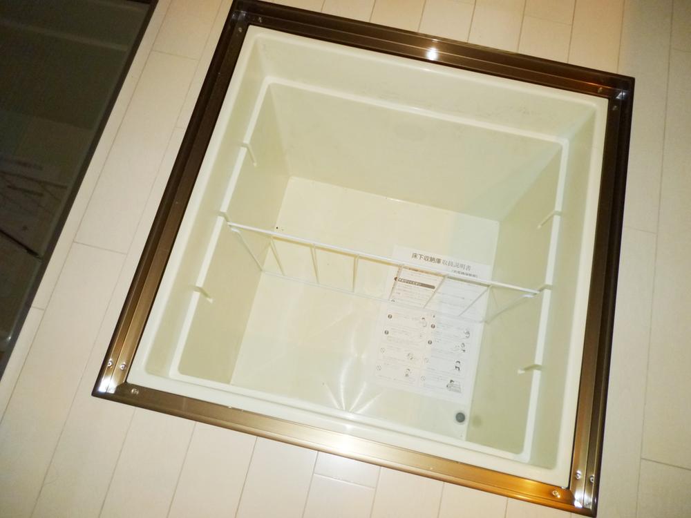 Other Equipment. 9 Building (December 2013) shooting everyday Ya those not used very often, Things you want to keep in the place a little cool (umeboshi ・ Plum wine, etc.) This holds. It has established one place at a time in the kitchen and wash room.