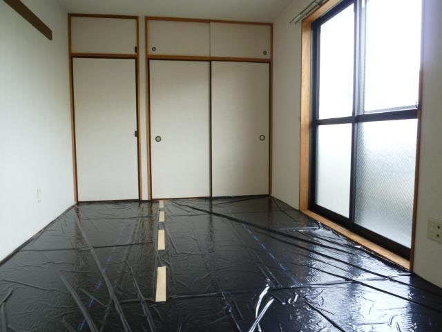 Other room space. Is a Japanese-style room. Black sheet of sun protection.