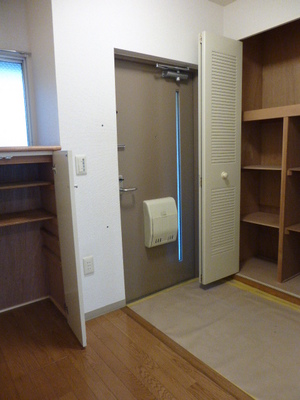 Entrance. The right side is a big front door storage. Footwear box on the left side.