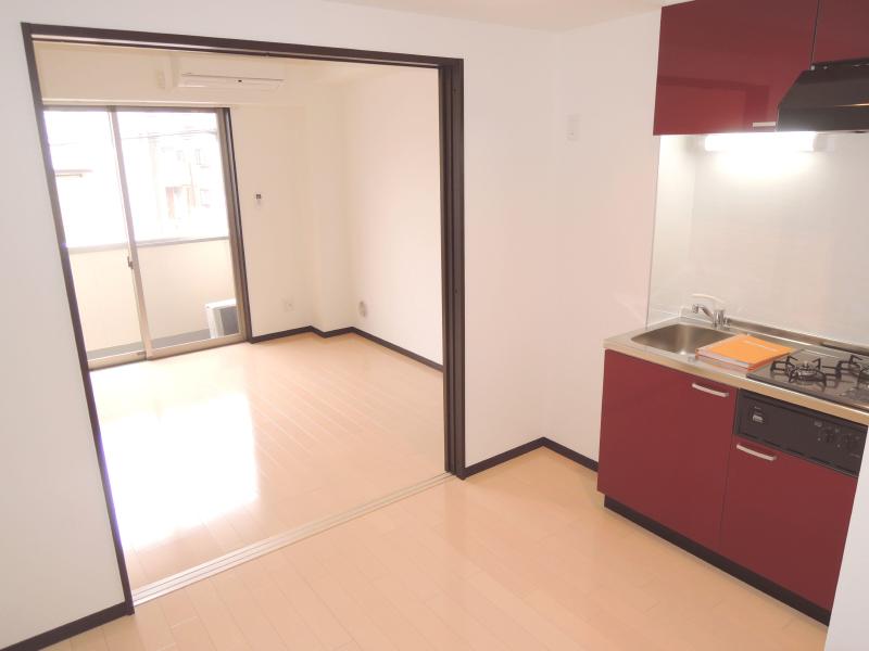 Living and room. Sobu Line is a newly built condominium of "Funabashi Station" a 12-minute walk. 