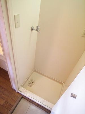 Washroom. There is storage room washing machine ☆