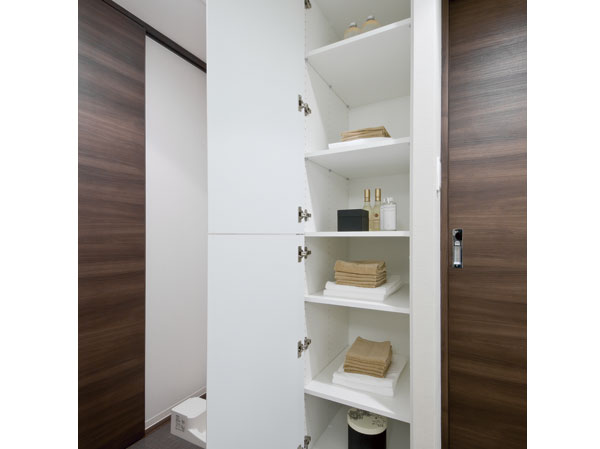 Linen cabinet. Such as the stock of towels and shampoo & rinse, It is a large-capacity.